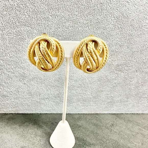 Vintage Brush Gold Tone Wheat Textured Chucky Statement Clip On Earrings - Picture 2 of 4